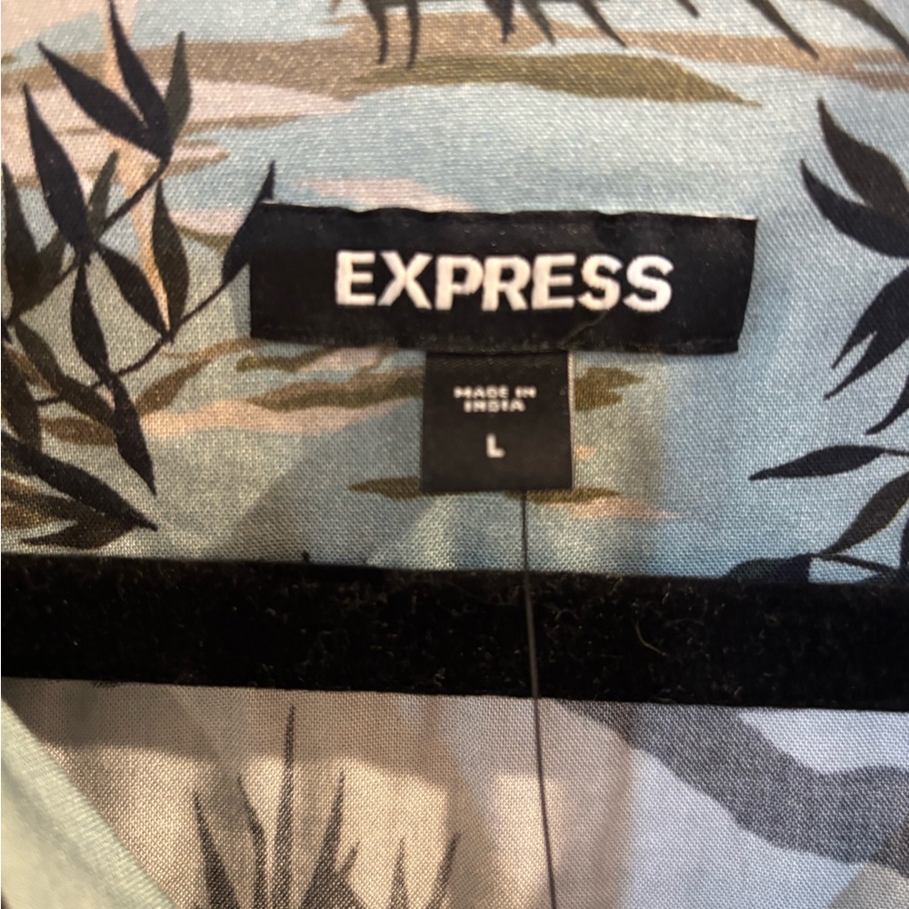 Express Men’s Blue Button-Down Loose Fit Short Sleeve Shirt Bird Pattern L  NWT - Picture 7 of 7